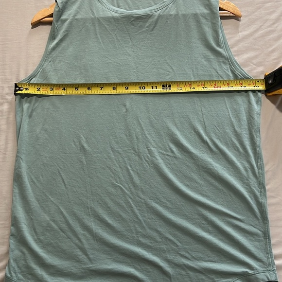 Lululemon tank - Picture 9 of 10